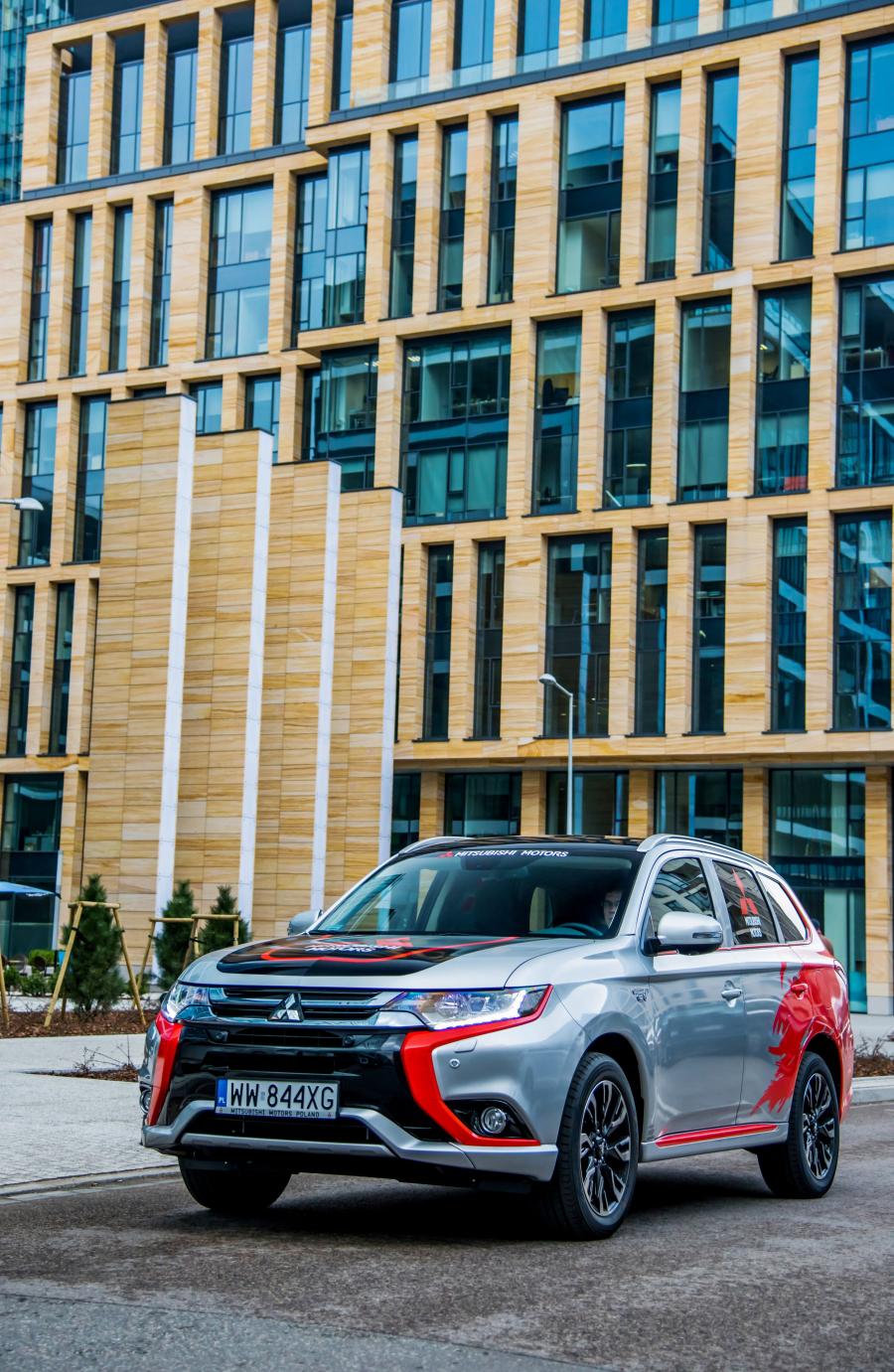  Mitsubishi Outlander PHEV Rally Style 2016 года  (фото 21 из 30)